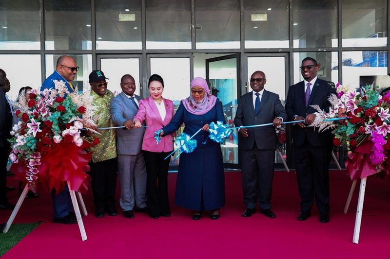 Rais Samia Suluhu Hassan wa Tanzania (wa tatu toka kulia) na wageni wengine wakishiriki kwenye hafla ya kukata utepe wa EACLC mjini Dar es Salaam, Tanzania, Agosti 1, 2025. (Xinhua/Emmanuel Herman)